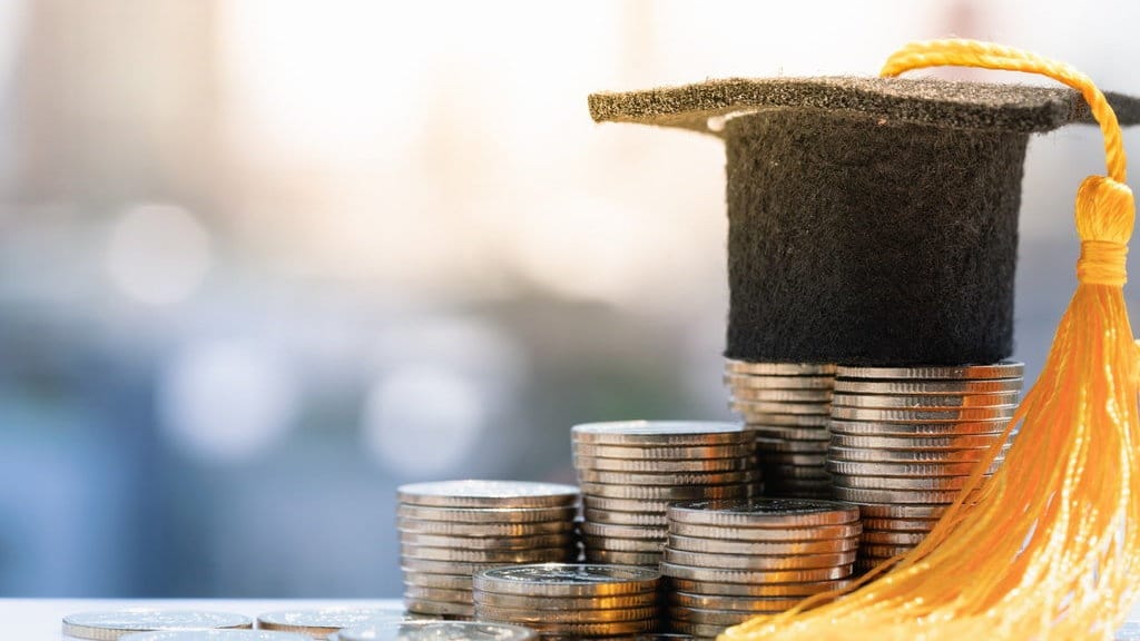 Benarkah UKT akan Naik Karena Efisiensi Anggaran Pendidikan? Benarkah UKT akan Naik Karena Efisiensi Anggaran Pendidikan?