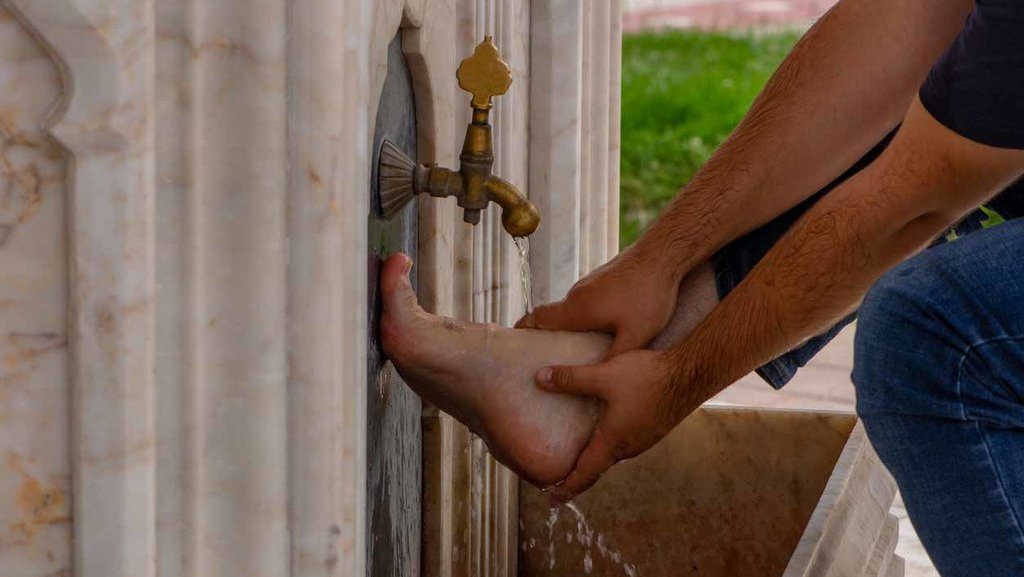 Perbedaan Hadas dan Najis, Contoh, serta Cara Membersihkannya Perbedaan Hadas dan Najis, Contoh, serta Cara Membersihkannya