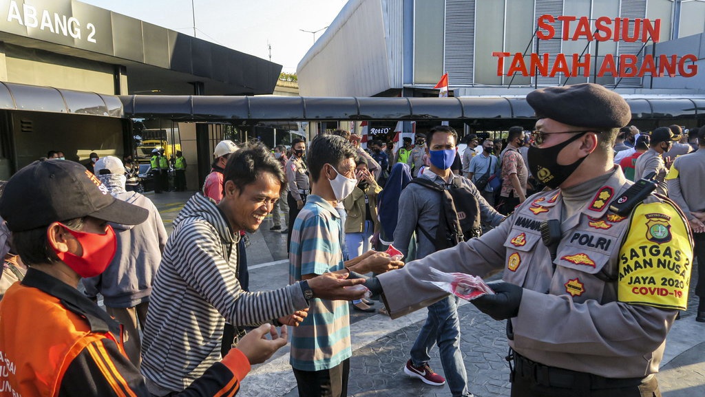 DPR Heran Rencana Polri Gandeng Preman untuk Tangani COVID-19 DPR Heran Rencana Polri Gandeng Preman untuk Tangani COVID-19