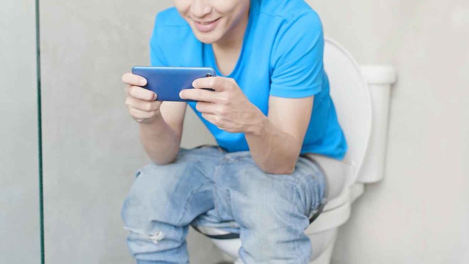 Risiko BAB sambil Main Ponsel di Toilet dan Durasi Waktu Idealnya Risiko BAB sambil Main Ponsel di Toilet dan Durasi Waktu Idealnya