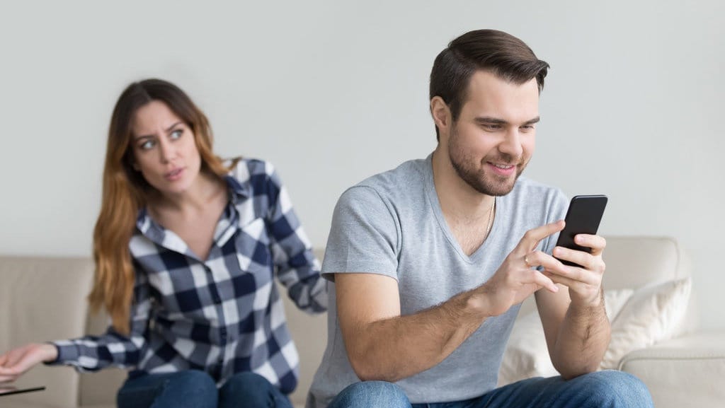 Ciri Lelaki Selingkuh, Apakah Chat dengan Lawan Jenis Termasuk? Ciri Lelaki Selingkuh, Apakah Chat dengan Lawan Jenis Termasuk?