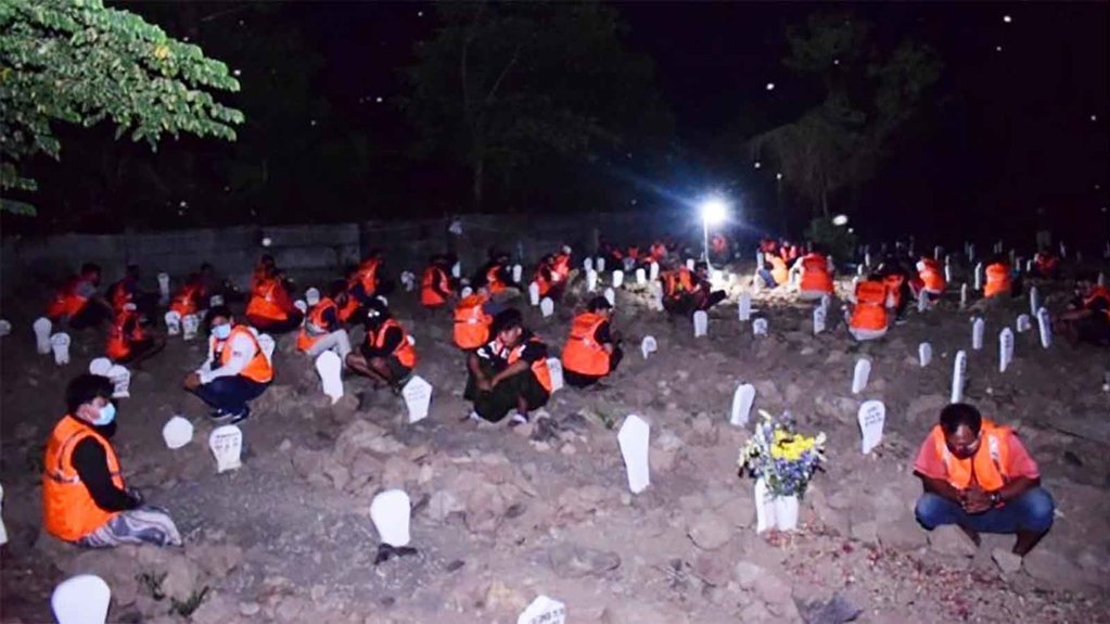 Pelanggar Protokol Kesehatan Sidoarjo Dihukum Berdoa di Makam