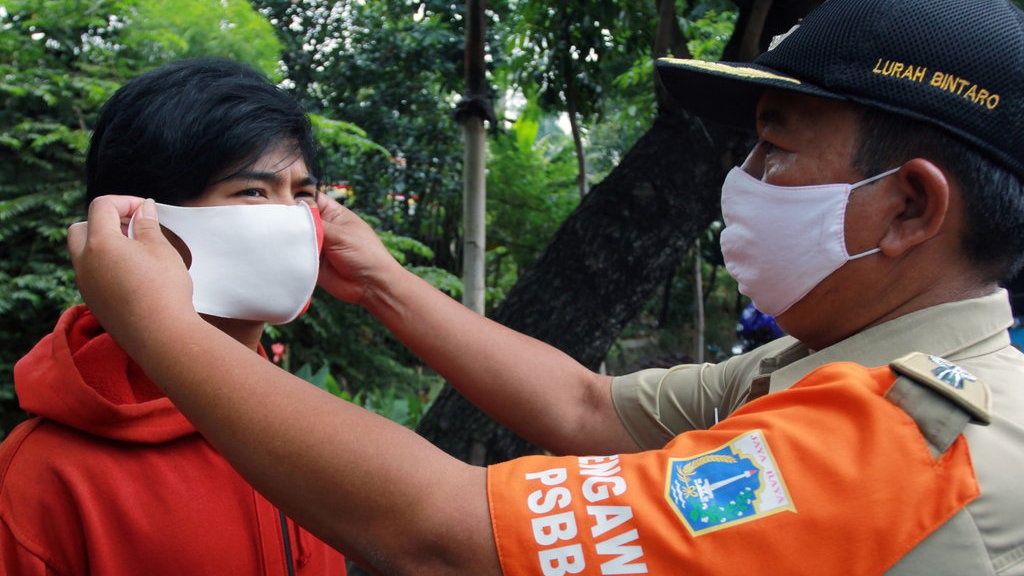 Bagaimana Cara Pakai Masker Kain yang Benar untuk Cegah COVID-19?