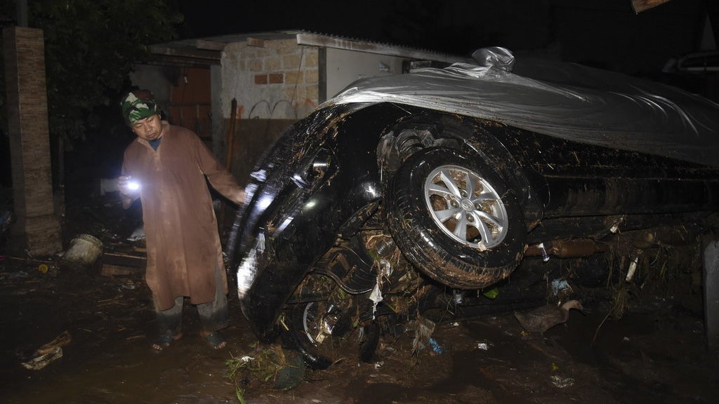 Tim SAR Cari Tiga Korban Hanyut Banjir Bandang Sukabumi Tim SAR Cari Tiga Korban Hanyut Banjir Bandang Sukabumi