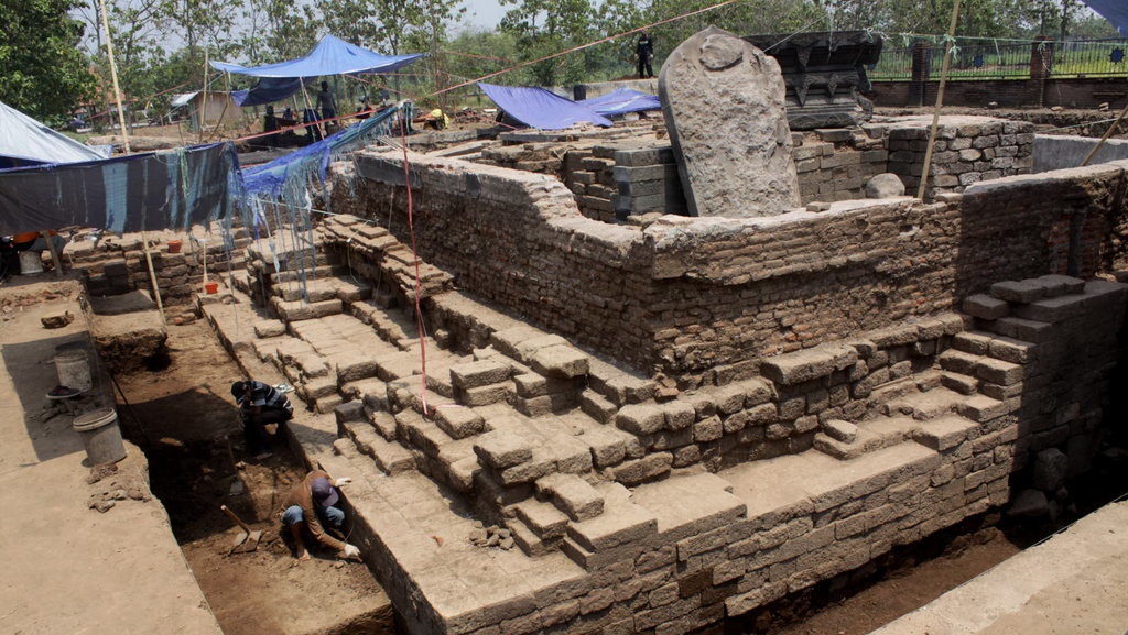 Raja Airlangga Turun Takhta & Terbelahnya Kerajaan Kahuripan Raja Airlangga Turun Takhta & Terbelahnya Kerajaan Kahuripan