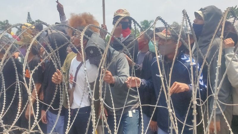 Demo UU Cipta Kerja Diwarnai Aksi Lempar Batu di Bandar Lampung