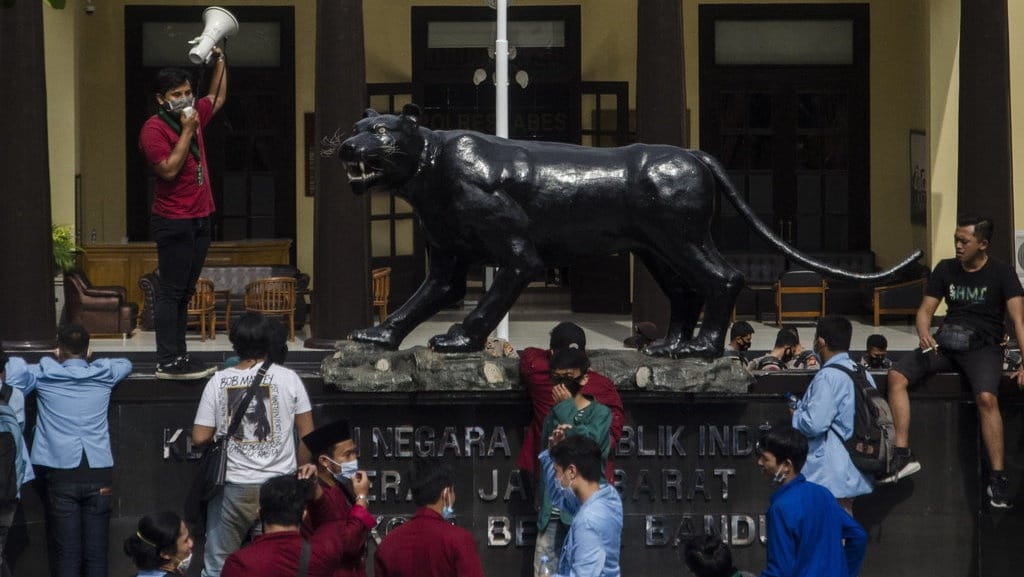 Aparat Makin Semena-mena & Indonesia Kurang Demokratis, kata Survei