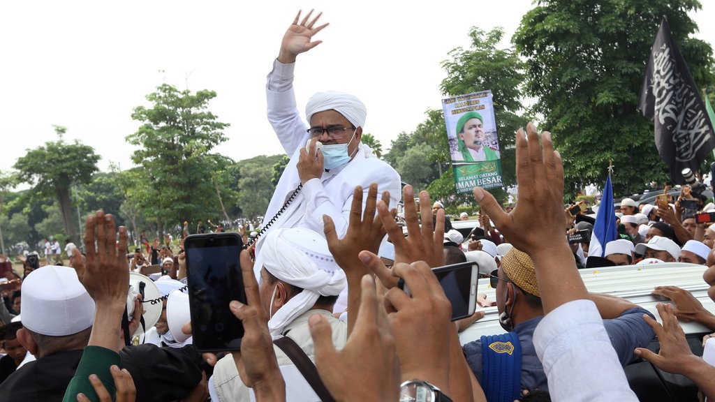 Rizieq Shihab & Pendukung Abai Protokol Kesehatan, Negara Bisa Apa?
