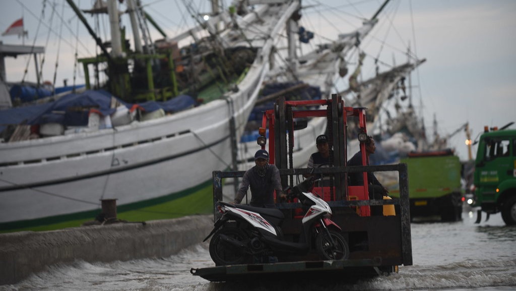Banjir Rob Menggenangi Pelabuhan Sunda Kelapa Banjir Rob Menggenangi Pelabuhan Sunda Kelapa