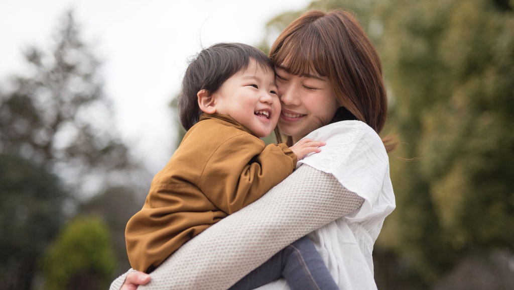 Ketahui Manfaat Pelukan Orang Tua Bagi Pertumbuhan Anak Ketahui Manfaat Pelukan Orang Tua Bagi Pertumbuhan Anak