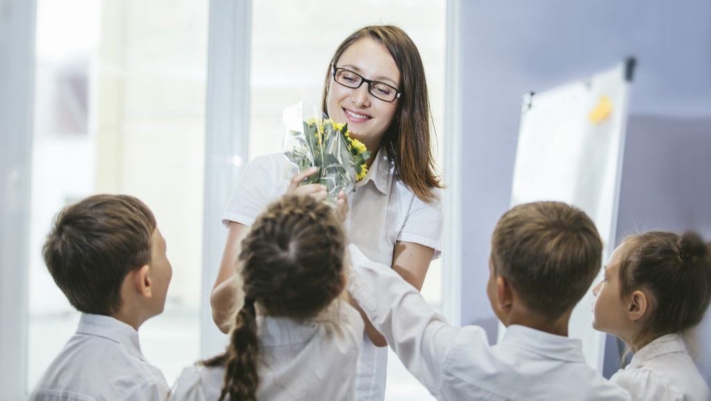 Ketahui Hak-Hak Guru yang Bisa Diperoleh Berdasarkan UU & Hukum Ketahui Hak-Hak Guru yang Bisa Diperoleh Berdasarkan UU & Hukum