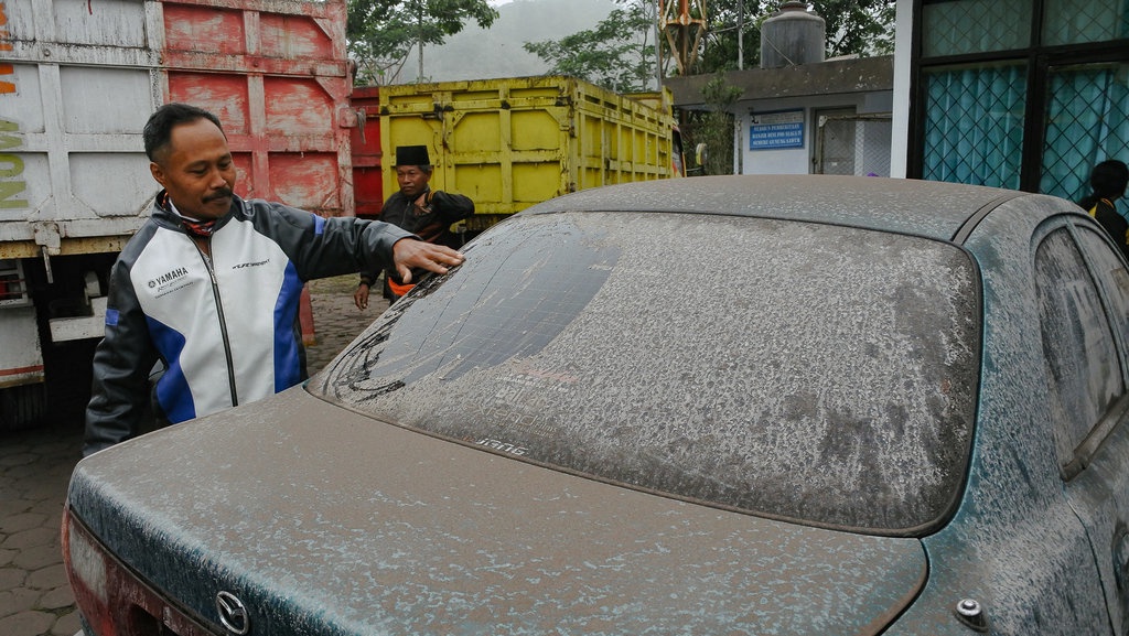 Ketahui Bahaya Abu Vulkanik pada Mobil dan Cara Membersihkannya Ketahui Bahaya Abu Vulkanik pada Mobil dan Cara Membersihkannya