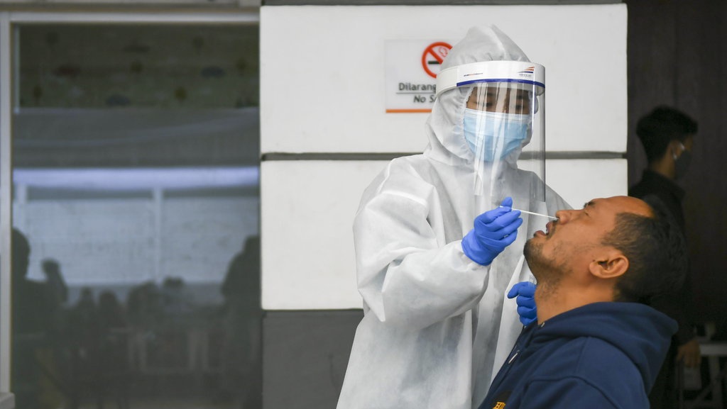 Antrean Tes Cepat Antigen di Stasiun Gambir & Senen Membeludak Antrean Tes Cepat Antigen di Stasiun Gambir & Senen Membeludak