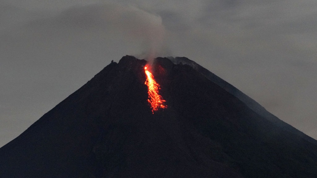 Gunung Merapi Meletus, Diponegoro Mengobarkan Perang Jawa Gunung Merapi Meletus, Diponegoro Mengobarkan Perang Jawa