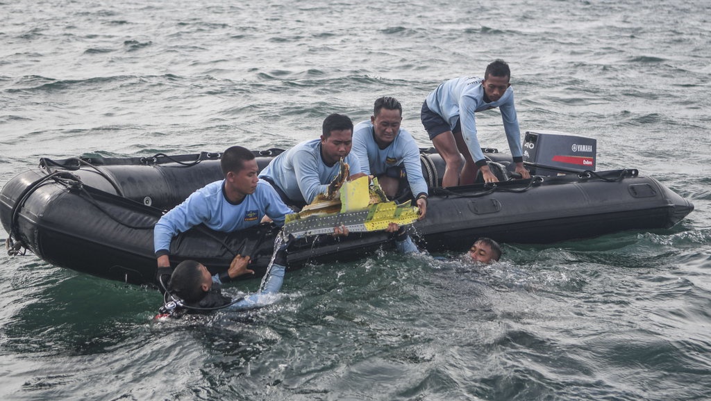 Kotak Hitam 'FDR' Sriwijaya Air Berhasil Diangkat & Diserahkan KNKT Kotak Hitam 'FDR' Sriwijaya Air Berhasil Diangkat & Diserahkan KNKT