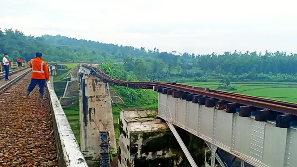 Perjalanan KA Lintas Purwokerto Terganggu akibat Jembatan Putus Perjalanan KA Lintas Purwokerto Terganggu akibat Jembatan Putus