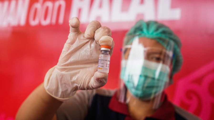 Jokowi Targetkan 92,6 Juta Masyarakat Divaksinasi per Juni 2021 Jokowi Targetkan 92,6 Juta Masyarakat Divaksinasi per Juni 2021