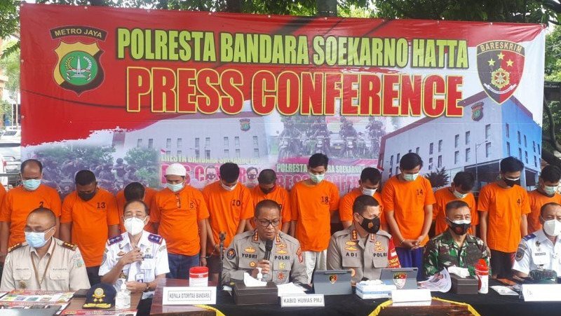 Menguliti Sindikat Pemalsuan Sistematis Tes COVID-19 Bandara Soetta Menguliti Sindikat Pemalsuan Sistematis Tes COVID-19 Bandara Soetta