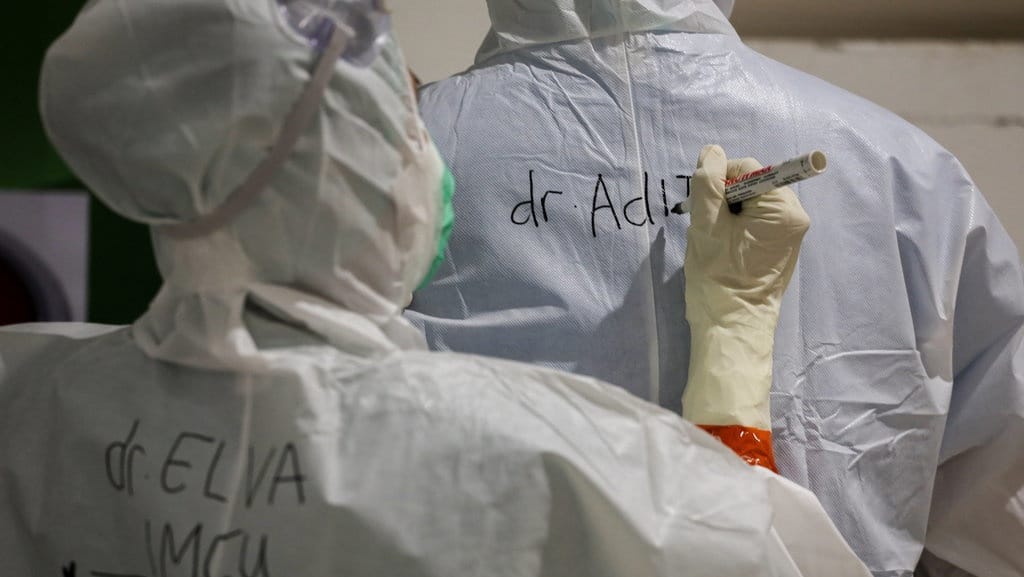 Nelangsa Nakes Indonesia: Insentif Disunat Saat COVID-19 Mengganas