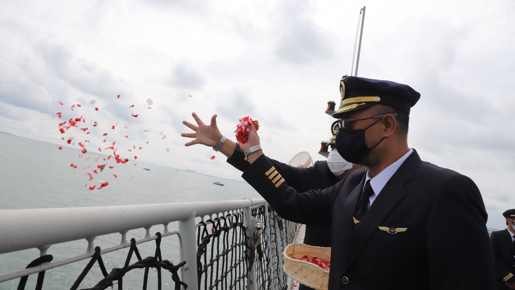 Tabur Bunga untuk Korban Sriwijaya Air SJ182