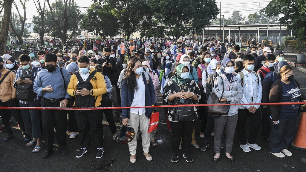 Jokowi: Pembatasan Kegiatan Masyarakat Tak Efektif Cegah COVID