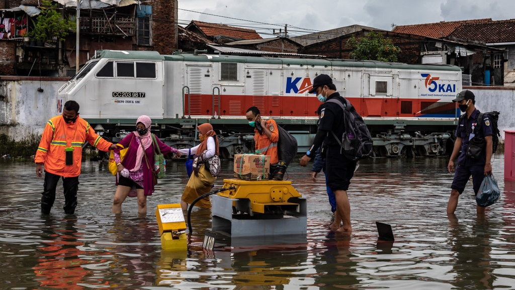 Jalur Kereta Stasiun Tawang-Alastuwa Masih Tergenang Banjir