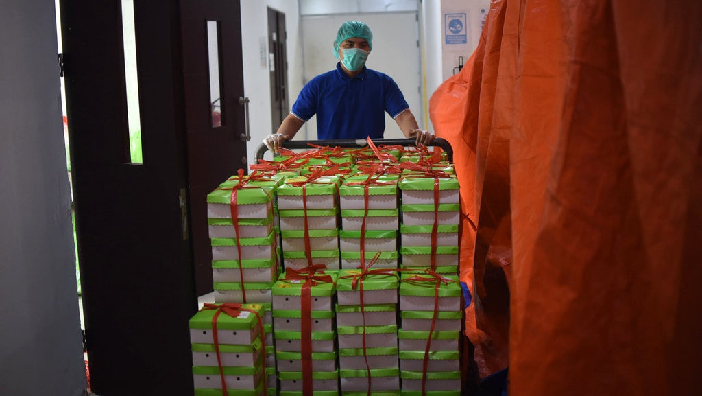 Kesibukan di Dapur Umum RSDC Wisma Atlet Kesibukan di Dapur Umum RSDC Wisma Atlet