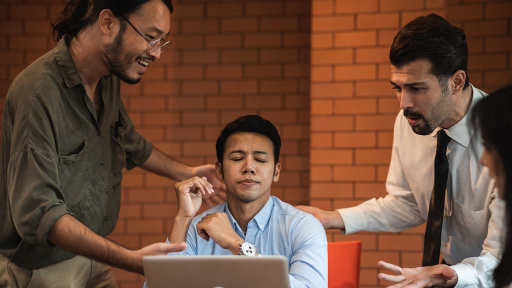 10 Cara Menghadapi Lingkungan Kerja yang Toxic dan Ciri-cirinya