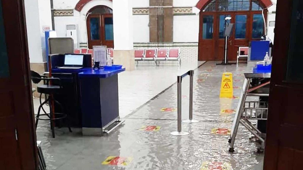 Stasiun Tawang Semarang Banjir Lagi, Penumpang KA Dialihkan Stasiun Tawang Semarang Banjir Lagi, Penumpang KA Dialihkan