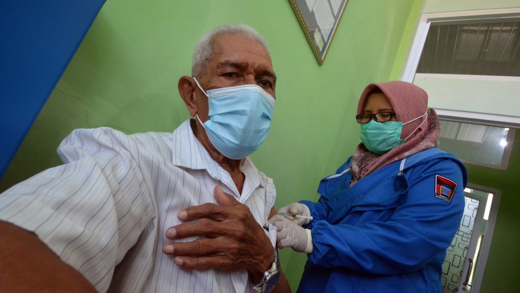 Cara Daftar Vaksinasi COVID-19 Drive Thru Lansia Mulai 3 Maret 2021