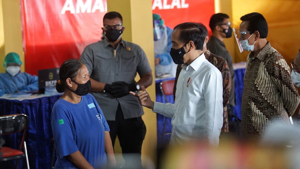 Tinjau Vaksinasi Pedagang Yogya, Jokowi: Ada 19.900 yang Divaksin