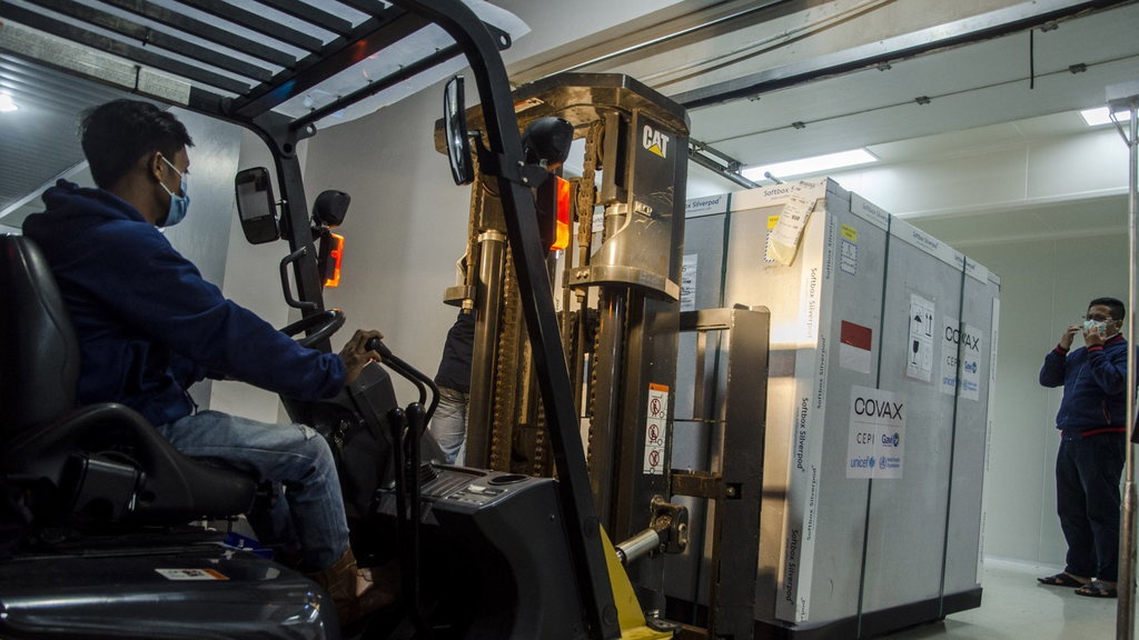 8 Negara Tangguhkan Vaksin AstraZeneca, Kemenkes Sebut Masih Aman 8 Negara Tangguhkan Vaksin AstraZeneca, Kemenkes Sebut Masih Aman