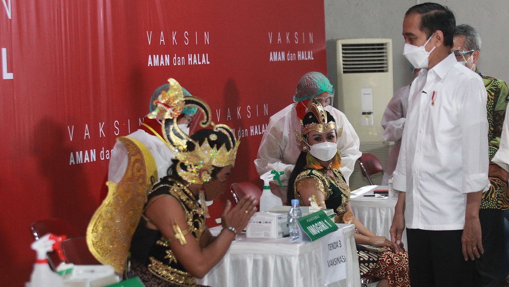 Vaksin Dipakai Baru 19 Juta, Jokowi: Vaksinasi Massal Digencarkan