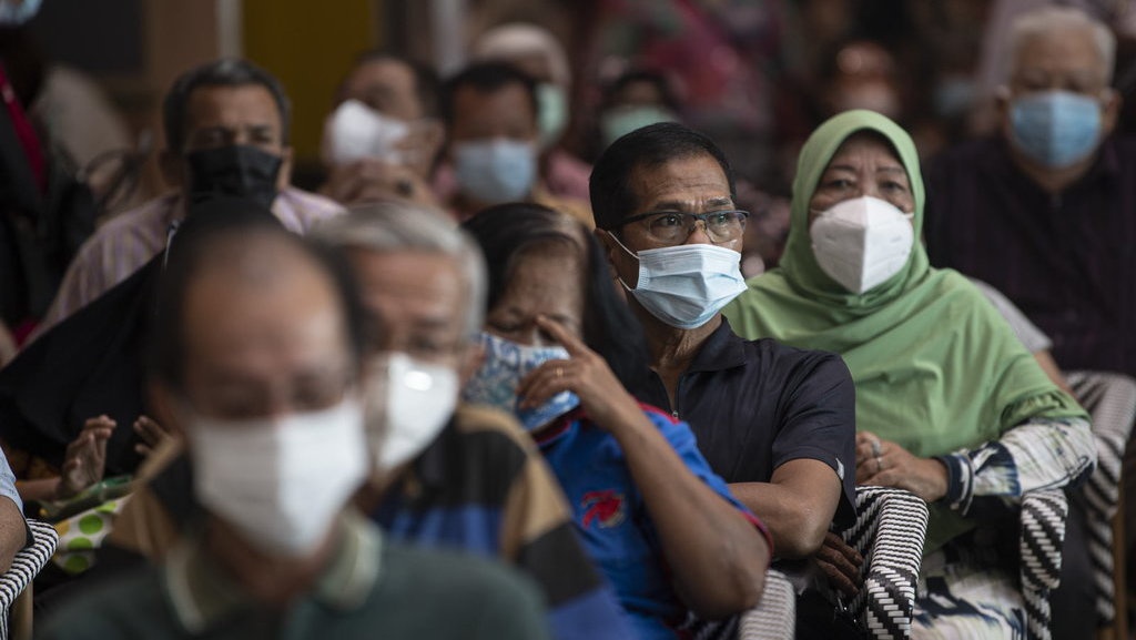 Jalan Berliku Lansia Dapatkan Vaksin Corona