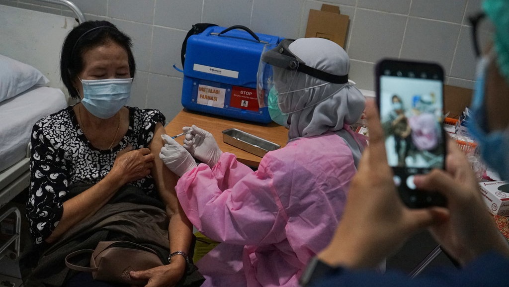 Kemenkes Beri Bonus Vaksin COVID-19 Bagi Pendamping 2 Lansia Kemenkes Beri Bonus Vaksin COVID-19 Bagi Pendamping 2 Lansia