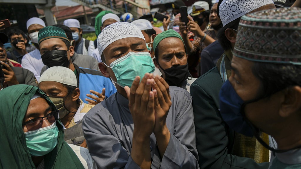 Perjalanan Sidang Rizieq Shihab Diwarnai Tangis, Maki & Penangkapan
