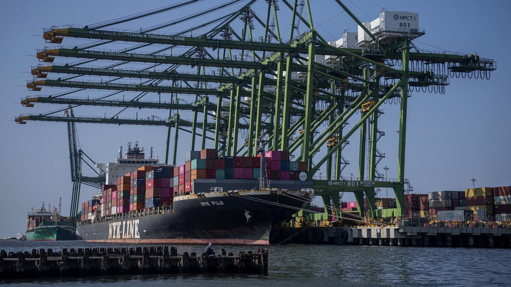 Neraca Perdagangan RI Maret 2021 Surplus 1,57 Miliar USD Neraca Perdagangan RI Maret 2021 Surplus 1,57 Miliar USD