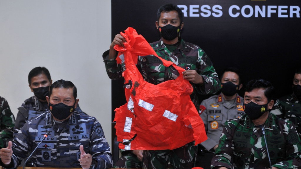 Apa Itu Escape Suit MK-11 yang Ditemukan di KRI Nanggala 402?