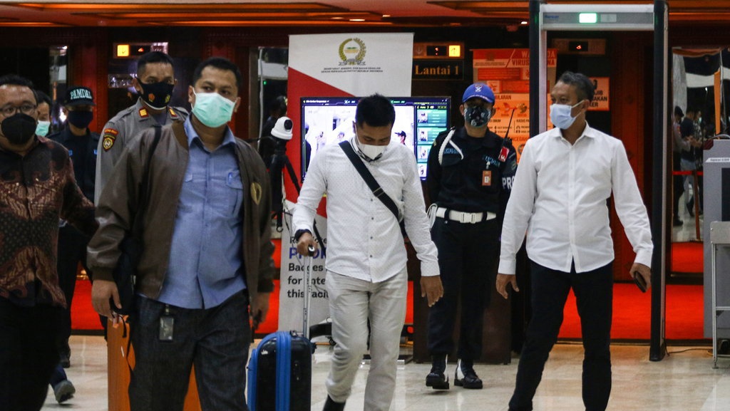 KPK Sita Dokumen dari Penggeledahan Rumah Dinas Azis Syamsuddin KPK Sita Dokumen dari Penggeledahan Rumah Dinas Azis Syamsuddin