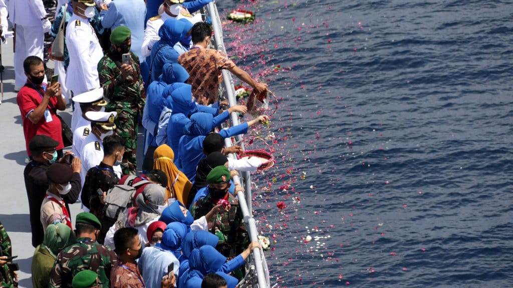 Tabur Bunga Keluarga Korban KRI Nanggala 402 Tabur Bunga Keluarga Korban KRI Nanggala 402
