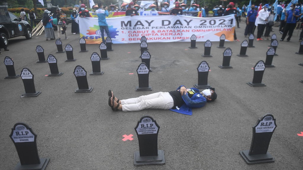 May Day 2021: Serikat Buruh Temui KSP Bahas UU Ciptaker Tak Adil May Day 2021: Serikat Buruh Temui KSP Bahas UU Ciptaker Tak Adil