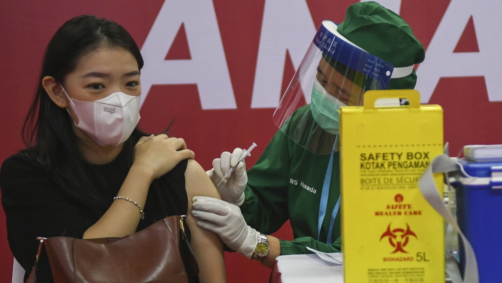 Periksa Fakta: Apa Benar Vaksinasi Covid-19 saat Menstruasi Bahaya?