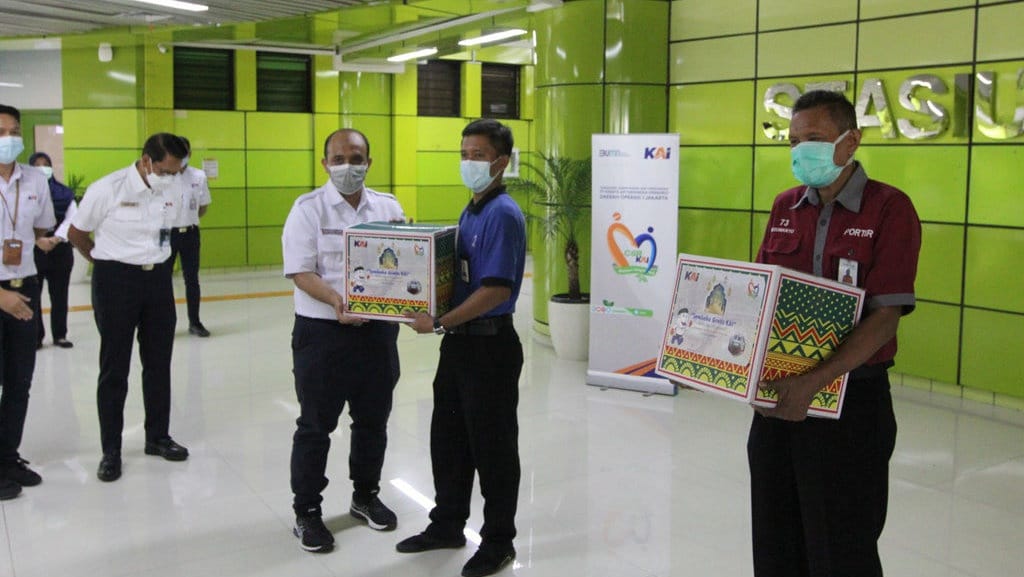 Dirut PT KAI Bagikan Sembako dan Meninjau Layanan GeNose