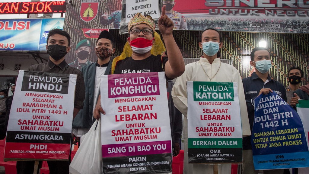 Contoh Pengamalan dan Pelaksanaan Nilai Praksis Sila 1 Pancasila Contoh Pengamalan dan Pelaksanaan Nilai Praksis Sila 1 Pancasila