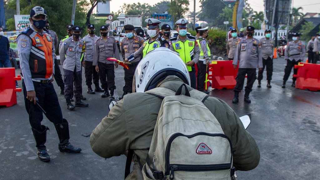 Pemudik Lolos di Karawang, Penyekatan Berlapis Disebar di Pantura