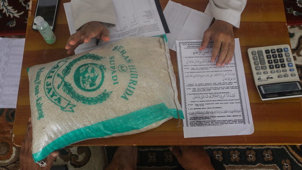 Dalil Zakat Fitrah dalam Al-Quran dan Hadist Beserta Terjemahan Dalil Zakat Fitrah dalam Al-Quran dan Hadist Beserta Terjemahan