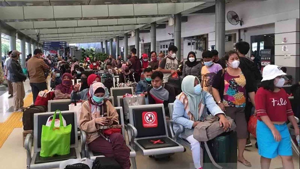Penumpang Padati Stasiun Pasar Senen Usai Larangan Mudik Berakhir