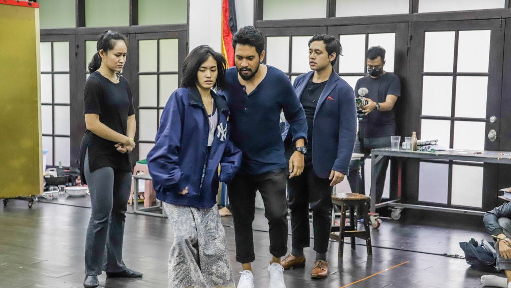 Cara Merancang Tata Busana dan Tata Rias untuk Seni Pementasan