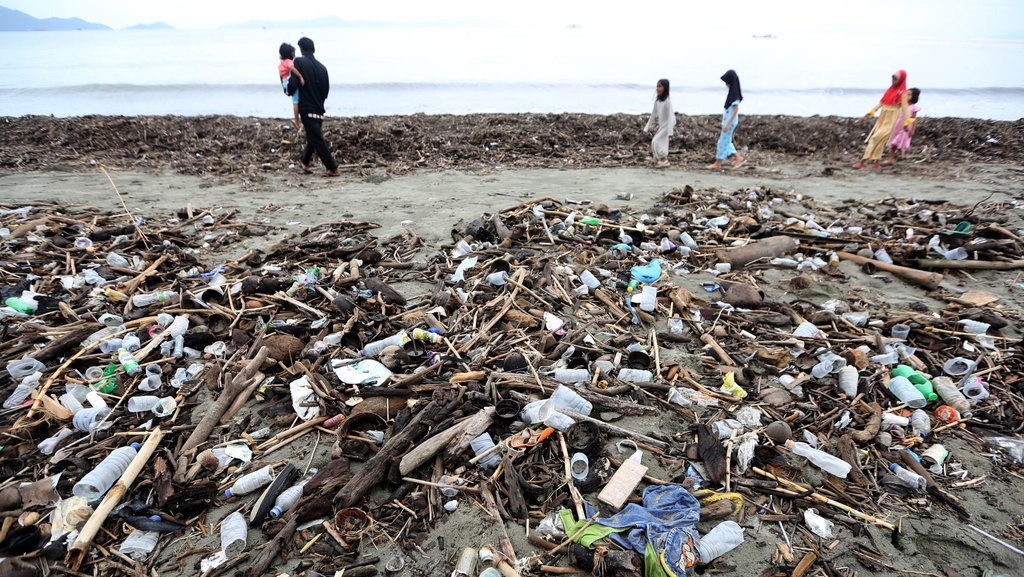 Semen Padang Kelola Sampah Laut jadi Minyak Jelantah Semen Padang Kelola Sampah Laut jadi Minyak Jelantah