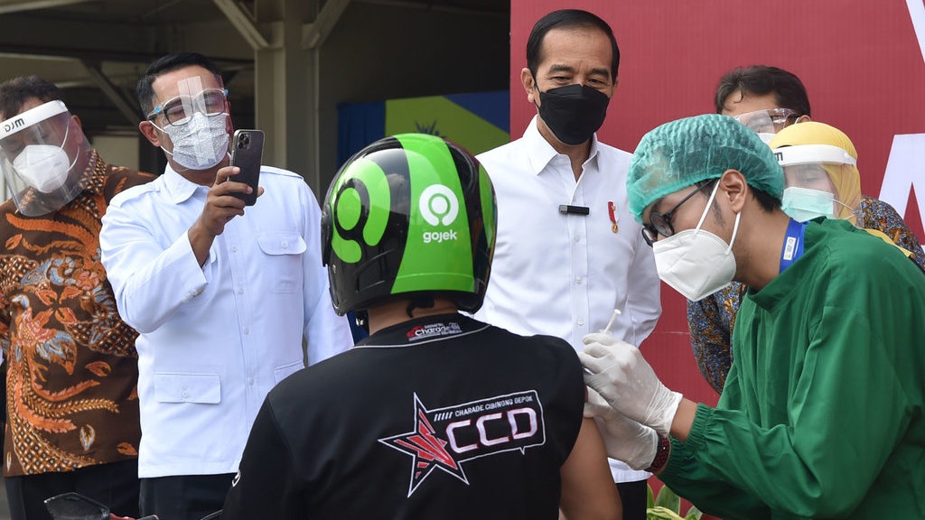Jokowi Mengunjungi Layanan Vaksinasi Mitra Gojek di RSUI